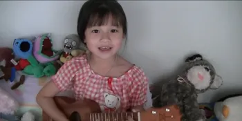 Bocah Enam Tahun Ini Main Ukulele Sambil Nyanyi, Keren!