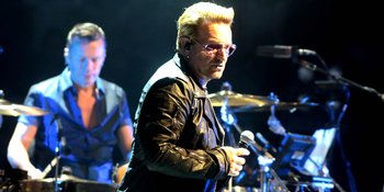 Bono Frontman U2 Batalkan Konser Karena Kehilangan Suara di Tengah Penampilannya