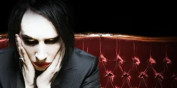 Boom! Marilyn Manson Menghilang di Tengah Bom Asap!