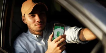 Bosan di Jalan, Deretan Cowok Ganteng Ini Kasih Tebengan Lho!