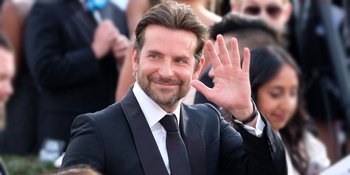 Bradley Cooper Gandeng Ibunya &#38; Irina Shayk di Red Carpet Oscar 2019