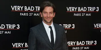 Bradley Cooper Pede Jalan-Jalan Pakai Sepatu Kebesaran