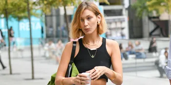 Braless di Pinggir Pantai, Bella Hadid Nekat Baju Tipis &#38; Transparan