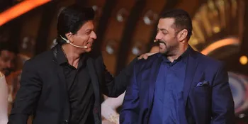 Bromance Shahrukh dan Salman Khan, Pelukan Mesra di Depan Rumah