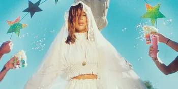 BTS Pemotretan Kim Kardashian Bareng Wonderland, Cantik Menawan!