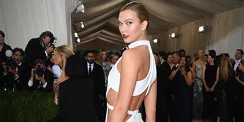 BTS Penampilan Stunning Karlie Kloss di Met Gala, Cantik Banget!