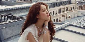 Buang Penampilan Cantik & Anggun, Han Ji Min Tanpa Makeup Jadi Pencuci Mobil