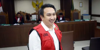 Buang Sial, Setelah Bebas Augi Bagi-Bagi Baju yang Dipakai Selama Jadi Tahanan