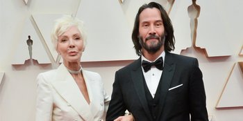 Bukan Dengan Kekasih, Keanu Reeves Gandeng Sang Ibu Melenggang di Red Carpet Oscar 2020
