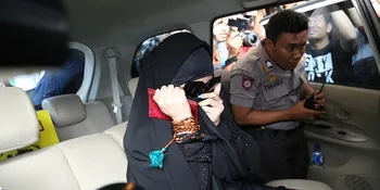 Bukan Hanya Koruptor, Amel Alvi Pun 'Berlindung' Di Balik Hijab