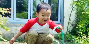Bukti Sejak Kecil Song Minguk Sudah Cute Dan Murah Senyum