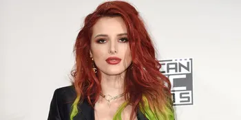 Bulu Ketiak Gondrong Bella Thorne Jadi Sorotan di Red Carpet