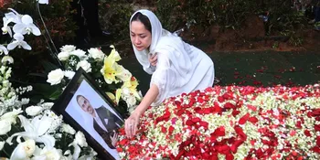 Bunga Citra Lestari Kembali Sambangi Makam Sang Suami Sehari Setelah Dikuburkan