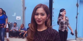 Bunga Zainal Mulai Sering Posting Foto Suami 'Misterius'-nya