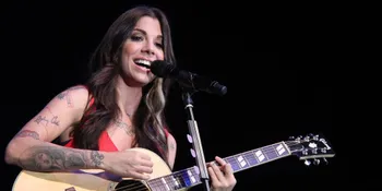 'Burning Gold', Curhatan Christina Perri Melalui Musik