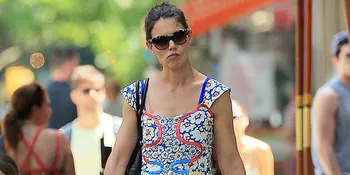 Busana Musim Panas Ala Katie Holmes