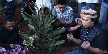 Caca Meninggal, Komeng: Waktu Dimandikan Dia Senyum Terus