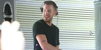 Calvin Harris Pinang 3 Bidadari Cantik Untuk Ramaikan MOTION
