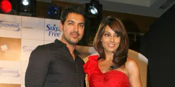 Canggungnya John Abraham - Bipasha Basu Saat Bertemu