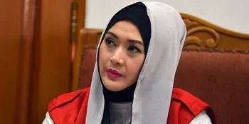 Cantik Dengan Hijab, Bagaimana Edies Adelia Temukan Gayanya?