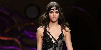Cantik Menawan! Kendall Jenner Pamerkan Area Intim &#38; Kaki Jenjang