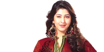 Cantik Menggoda, Sonarika Bhadoria Beri 'Ciuman' Mesra Untuk Fans