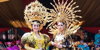 Cantiknya Duo Fitri Carlina dan Fitri Tamara Tampil di Banyuwangi Ethno Carnival