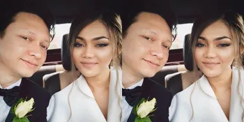 Cantiknya Gaun Pernikahan Rina Nose, Bahagia Pose di Depan Kincir Angin