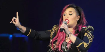 Cara Unik Demi Lovato Sapa Penggemar, Acungkan Jari Tengah