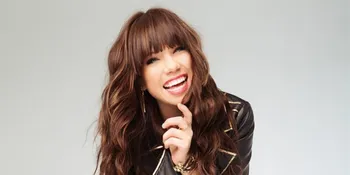 Carly Rae Jepsen Mati Gaya di Lapangan Baseball