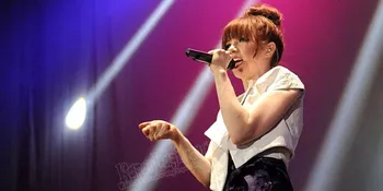 Carly Rae Jepsen Sering Menulis Lagu di Pesawat