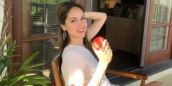 Cegah Corona, Cinta Laura Berjemur di Bawah Sinar Matahari - Makan Buah dan Sayur Setiap Hari