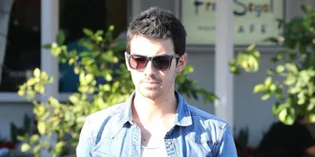 Celana Melorot, Bagian Pribadi Joe Jonas Terlihat Jelas