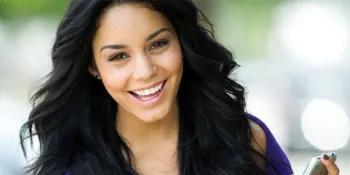 Celana Vanessa Hudgens 'Melorot' Saat Hadiri Konser