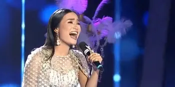 Cengkok Dangdut Maria Calista Diganjar Standing Ovation Oleh Para Juri D'Star
