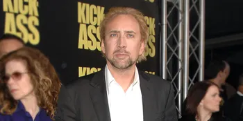 Cerai Dari Alice Kim, Nicolas Cage Ketahuan Cium Wanita Berkimono