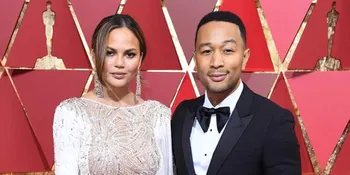 Cerita Chrissy Teigen Tukar Celana Dalam John Legend Dengan 5 Pisang