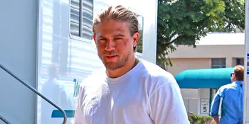 Charlie Hunnam Bakal Bintangi Remake 'ESCAPE FROM NEW YORK'?