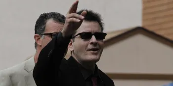 Charlie Sheen: Jangan Sebut Tunanganku Bintang Porno!