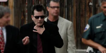 Charlie Sheen Kena HIV Sudah Jadi Rahasia Umum di Lokasi Syuting