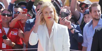 Charlize Theron: Bertarung Dengan Satu Tangan Itu Susah