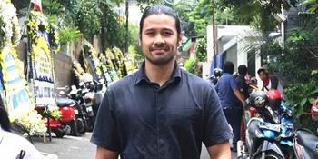Chicco Jerikho Pamer Perut Six Pack Saat Renang Bareng Anak, Netizen: Roti Sobek