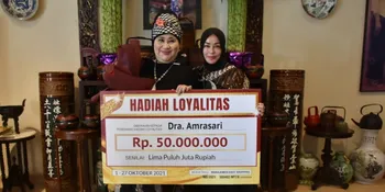 Chintami Atmanegara Berikan Hadiah Simbolis Rp 50 Juta Untuk Seorang Pelanggan Loyal Easy Shopping