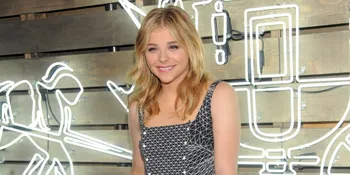 Chlo&#235; Grace Moretz Mabuk Bersama Keira Knightley di 'LAGGIES'