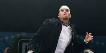 Chris Brown Kembali Jadi Bahan Bully Karena Komentar di IG Rihanna