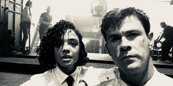 Chris Hemsworth - Tessa Thompson Beri Behind The Scene 'MEN IN BLACK' Terbaru