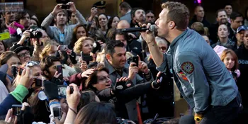 Chris Martin Nyanyi di Pemakaman Anak Wakil Presiden Joe Biden