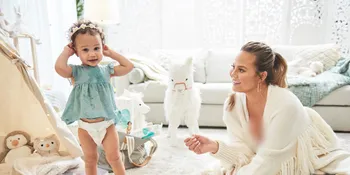 Chrissy Teigen Bagikan Moment Luna 'Asuh' Baby Miles, Bikin Hati Meleleh!
