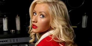 Christina Aguilera Benci Pakai Baju Dalam