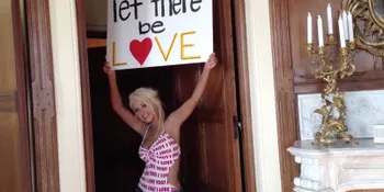 Christina Aguilera Rilis Video Klip Seksi 'Let There Be Love'